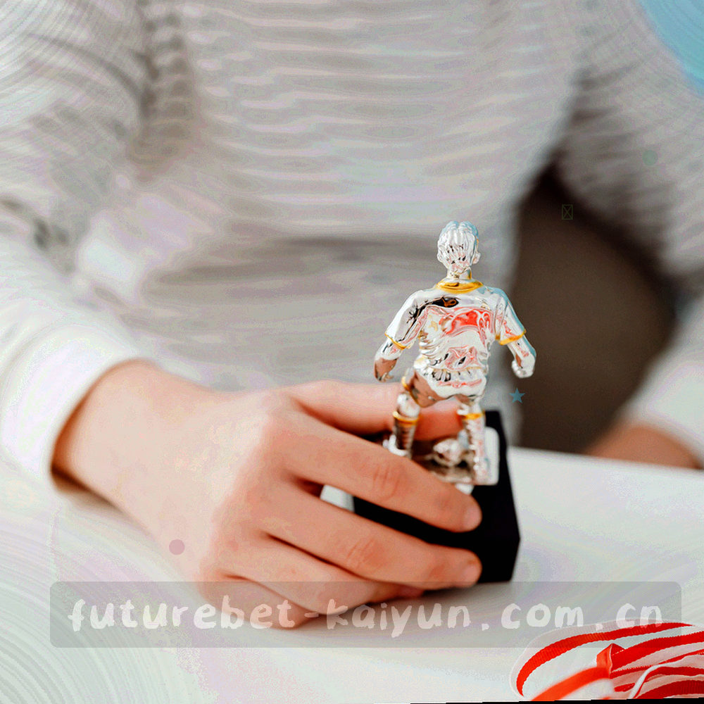 抽象的分组标签卡片与排序标记组成的信息图